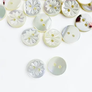 10 ADET Doğal Beyaz İnci El Yapımı Oyma Çiçekler 2 delikli Flatback Düğme Dikiş El Sanatları DIY Scrapbooking Aksesuarları