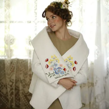 Sonbahar Kış Orijinal Tasarım Kadın Sümbül İşlemeli Tüvit Asimetrik Gevşek Kısa Yün Süt Beyaz Ceket